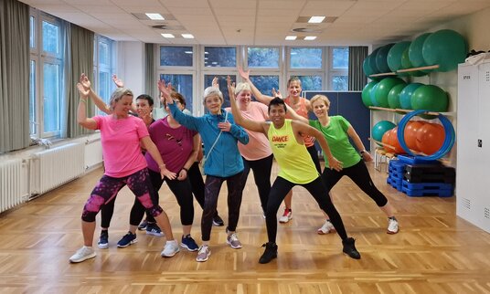 Physiotherapeut mit Sportgruppe